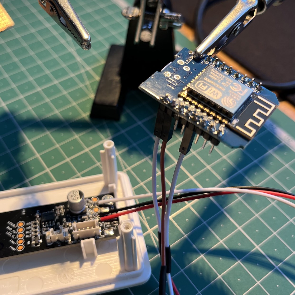 Wemos D1 Mini attached to VINDRIKTNING PCB